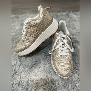 Universal thread women’s shoes sneakers size 9.5